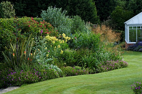 MARINERS_GARDEN__BERKSHIRE_DESIGNER_FENJA_ANDERSON_LAWN_WITH_CONSERVATORY_AND_HERBACEOUS_BORDER_WITH