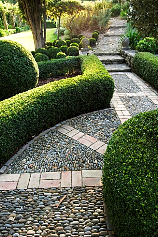 DESIGNER_DOMINIQUE_LAFOURCADE__PROVENCE__FRANCE__BEAUTIFUL_CLIPPED_BOX_PARTERRE_WITH_PEBBLE_PATH_IN_