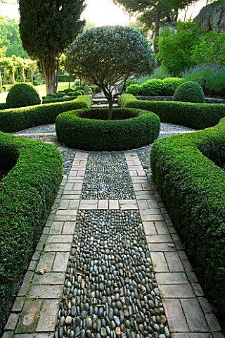 DESIGNER_DOMINIQUE_LAFOURCADE__PROVENCE__FRANCE__BEAUTIFUL_CLIPPED_BOX_PARTERRE_WITH_PEBBLE_PATH_IN_