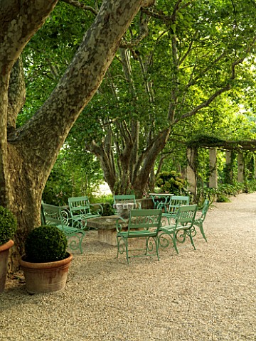 DESIGNER_DOMINIQUE_LAFOURCADE__PROVENCE__FRANCE__A_PLACE_TO_SIT__GREEN_CHAIRS_AROUND_A_STONE_TABLE_W