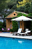DESIGNER DOMINIQUE LAFOURCADE  PROVENCE  FRANCE - THE SWIMMING POOL WITH DECKCHAIRS AND POOL HOUSE