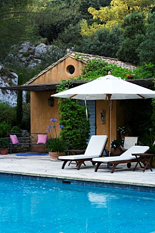 DESIGNER_DOMINIQUE_LAFOURCADE__PROVENCE__FRANCE__THE_SWIMMING_POOL_WITH_DECKCHAIRS_AND_POOL_HOUSE