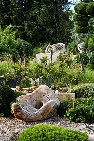 PROVENCE__FRANCE_GARDEN_OF_MARCO_NUCERA_BEAUTIFUL_WOODEN_SEAT_SCULPTURE_BY_MARCO_NUCERA_WITH_CLIPPED