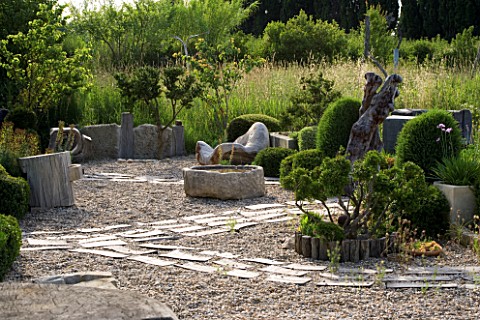 PROVENCE__FRANCE_GARDEN_OF_MARCO_NUCERA_GRAVEL_GARDEN_WITH_CLIPPED_BOX__STONE_WATER_CONTAINER_AND_BE