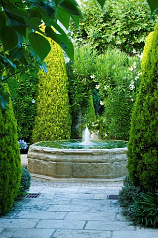DESIGNER_MICHEL_SEMINI__PROVENCE__FRANCE_COURTYARD_WITH_BUBBLE_FOUNTAIN_WATER_FEATURE