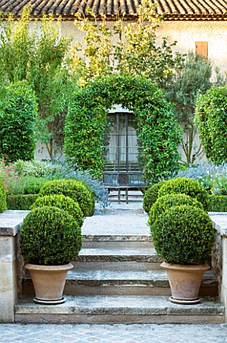 DESIGNER_MICHEL_SEMINI__PROVENCE__FRANCE_THE_FORMAL_GARDEN_WITH_BOX_BALLS_IN_TERRACOTTA_CONTAINERS_A