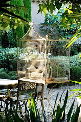 DESIGNER_MICHEL_SEMINI__PROVENCE__FRANCE_COURTYARD_WITH_BIRD_CAGE