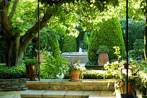 DESIGNER_MICHEL_SEMINI__PROVENCE__FRANCE_COURTYARD_WITH_VIEW_TO_BUBBLE_FOUNTAIN_WATER_FEATURE