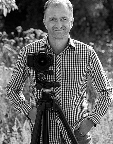 CLIVE_NICHOLS_IN_HIS_GARDEN_WITH_MANFROTTO_058B_TRIPOD_AND_410_GEARED_HEAD__BLACK_AND_WHITE_IMAGE