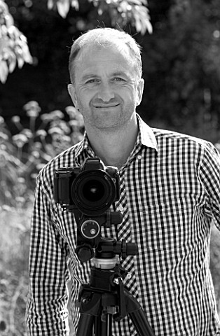 CLIVE_NICHOLS_IN_HIS_GARDEN_WITH_MANFROTTO_058B_TRIPOD_AND_410_GEARED_HEAD__BLACK_AND_WHITE_IMAGE