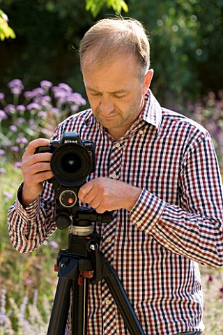 CLIVE_NICHOLS_IN_HIS_GARDEN_WITH_MANFROTTO_058B_TRIPOD_AND_410_GEARED_HEAD