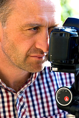 CLIVE_NICHOLS_IN_HIS_GARDEN_WITH_MANFROTTO_410_GEARED_HEAD