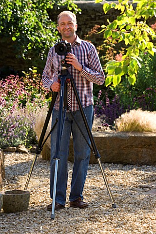 CLIVE_NICHOLS_IN_HIS_GARDEN_WITH_MANFROTTO_058B_TRIPOD_AND_410_GEARED_HEAD