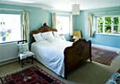 CLARE MATTHEWS HOUSE  DEVON. INTERIOR OF BEDROOM WITH ANTIQUE WOODEN BED AND WHITE BEDLINEN. DESIGNER: CLARE MATTHEWS
