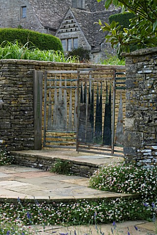 THROUGHAM_COURT__GLOUCESTERSHIRE_DESIGNER_CHRISTINE_FACER_THE_CHAOS_GATE