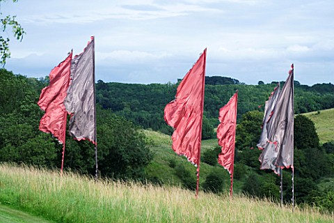 THROUGHAM_COURT__GLOUCESTERSHIRE_DESIGNER_CHRISTINE_FACER_BANNERS_BY_SHONA_WATT_IN_THE_WILD_GRASS_ME