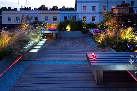 ROOF_GARDEN_HOLLAND_PARK__LONDONDESIGNER_CHARLOTTE_ROWE_DECKED_TERRACE_IN_EVENING_WITH_PINK__WHITE_L
