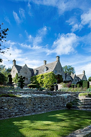 THROUGHAM_COURT__GLOUCESTERSHIRE_DESIGNER_CHRISTINE_FACER_THROUGHAM_COURT_SEEN_FROM_THE_OLD_TOPIARY_
