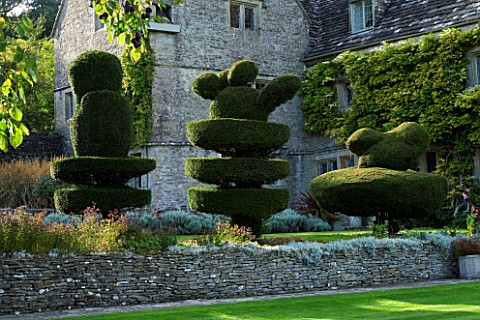 THROUGHAM_COURT__GLOUCESTERSHIRE_DESIGNER_CHRISTINE_FACER_THE_OLD_TOPIARY_GARDEN_WITH_THROUGHAM_COUR
