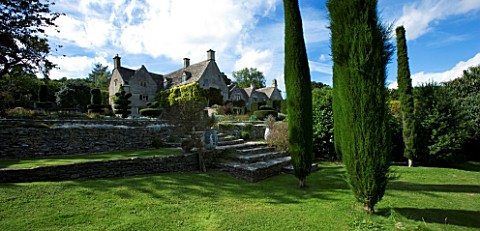 THROUGHAM_COURT__GLOUCESTERSHIRE_DESIGNER_CHRISTINE_FACER_THE_OLD_TOPIARY_GARDEN_WITH_THROUGHAM_COUR