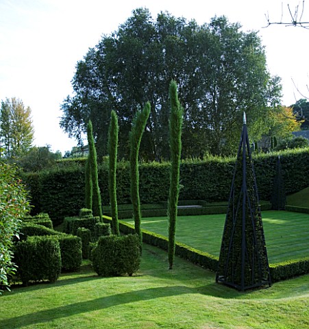 THROUGHAM_COURT__GLOUCESTERSHIRE_DESIGNER_CHRISTINE_FACER_TOPIARY_BESIDE_THE_CROQUET_LAWN