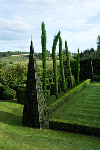 THROUGHAM_COURT__GLOUCESTERSHIRE_DESIGNER_CHRISTINE_FACER_TOPIARY_BESIDE_THE_CROQUET_LAWN