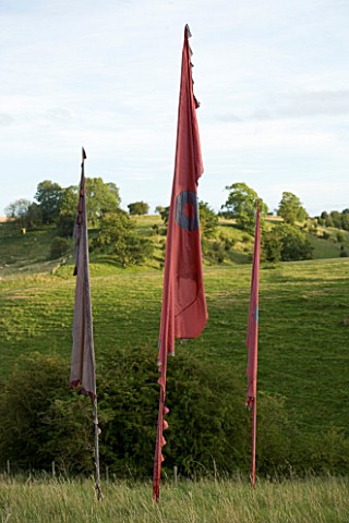 THROUGHAM_COURT__GLOUCESTERSHIRE_DESIGNER_CHRISTINE_FACER_BANNERS_BY_SHONA_WATT_IN_THE_WILD_GRASS_ME