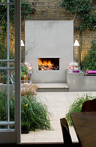 DESIGNER__CHARLOTTE_ROWE__LONDON_CHARLOTTE_ROWES_OWN_GARDEN_AT_NIGHT__VIEW_OUT_OF_BACK_DOOR_ACROSS_P
