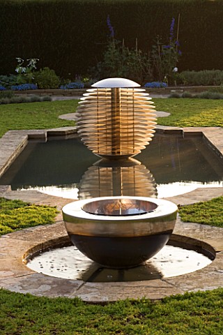 DAVID_HARBER_SUNDIALS_CHALICE_WATER_FEATURE_AND_ETHER_WATER_FEATURE_IN_A_POOL_IN_EARLY_MORNING_DAWN_