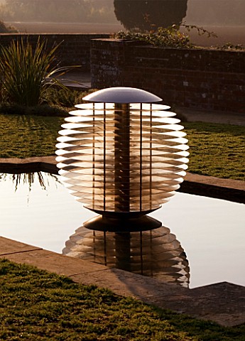 DAVID_HARBER_SUNDIALS_ETHER_WATER_FEATURE_IN_A_POOL_IN_EARLY_MORNING_DAWN_LIGHT