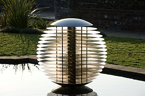 DAVID_HARBER_SUNDIALS_ETHER_WATER_FEATURE_IN_A_POOL_IN_EARLY_MORNING_DAWN_LIGHT