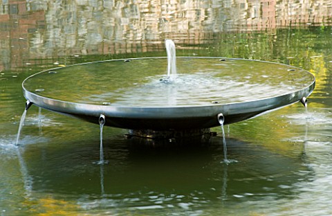 DAVID_HARBER_SUNDIALS_WATER_FEATURE_WITH_DISH_AND_SMALL_FOUNTAINS_IN_A_LARGE_POOL
