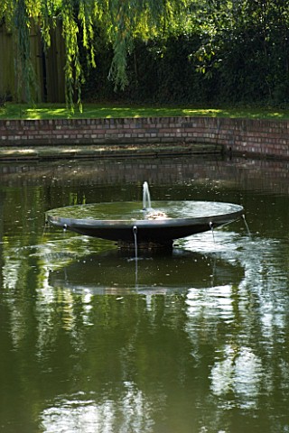 DAVID_HARBER_SUNDIALS_WATER_FEATURE_WITH_DISH_AND_SMALL_FOUNTAINS_IN_A_LARGE_POOL
