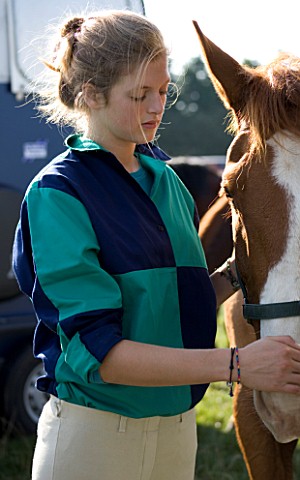 GIRL_WITH_HORSE