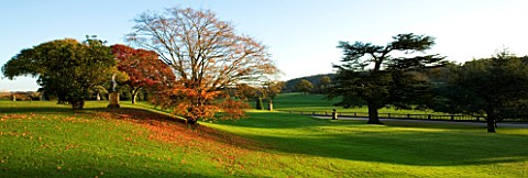 CASTLE_HILL__DEVON_AUTUMN_COLOURS_OF_MAPLES_ON_THE_TERRACES_WITH_STATUES_PANORAMIC_VIEW