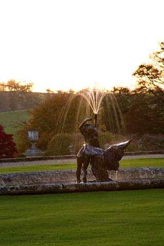 CASTLE_HILL__DEVON_WATER_FEATURE_FOUNTAIN_BY_THE_HOUSE_BACKLIT_BY_EVENING_SUNSHINE