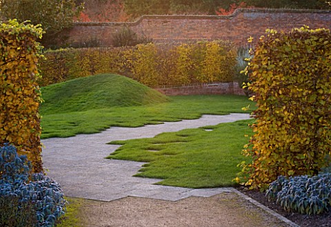 MARKS_HALL__ESSEX__AUTUMN_COLOUR_IN_THE_WALLED_GARDEN__BEECH_HEDGING_LEADS_INTO_A_SECTION_OF_THE_GAR