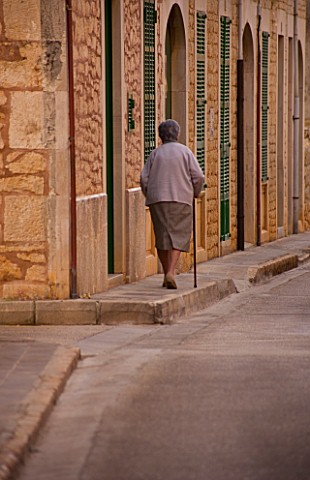 SUITEDO_STREET_SCENE_WITH_OLD_WOMAN_WALKING__SANTANYI__MALLORCA__SPAIN