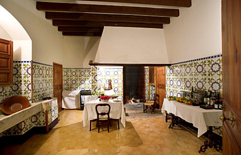 SUITEDO_RAFAEL_DANES_HOUSE__CAMPOS__MALLORCA__SPAIN_THE_TRADITIONAL_MALLORCAN_KITCHEN_WITH_FIRE