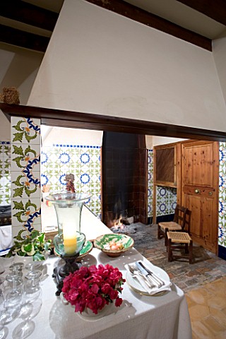 SUITEDO_RAFAEL_DANESS_HOUSE_THE_KITCHEN_WITH_TRADITIONAL_FIREPLACE_CAMPOS__MALLORCA__SPAIN