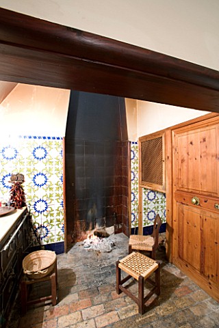 SUITEDO_RAFAEL_DANESS_HOUSE_THE_KITCHEN_WITH_TRADITIONAL_FIREPLACE_CAMPOS__MALLORCA__SPAIN