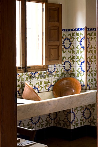 SUITEDO_RAFAEL_DANES_HOUSE__CAMPOS__MALLORCA__SPAIN_SINK_WITH_TILES_IN_THE_KITCHEN