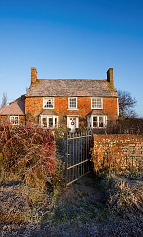 BOONSHILL_FARM_AT_CHRISTMAS_VIEW_OF_THE_FRONT_OF_THE_HOUSE_WITH_GATE_IN_FROST_WINTER_DESIGNER_LISETT