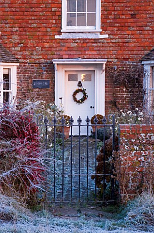 BOONSHILL_FARM_AT_CHRISTMAS_VIEW_OF_THE_FRONT_OF_THE_HOUSE_IN_FROST_WITH_GATE_AND_COTONEASTER___WHIT