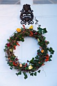 BOONSHILL FARM AT CHRISTMAS. HAND-MADE WREATH BY LISETTE PLEASANCE ON THE FRONT DOOR OF THE HOUSE. DESIGNER LISETTE PLEASANCE