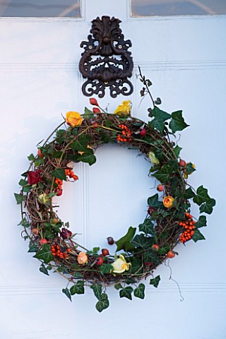 BOONSHILL_FARM_AT_CHRISTMAS_HANDMADE_WREATH_BY_LISETTE_PLEASANCE_ON_THE_FRONT_DOOR_OF_THE_HOUSE_DESI