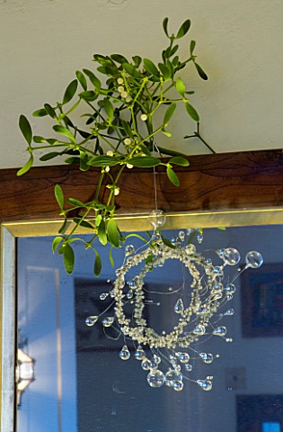 BOONSHILL_FARM_AT_CHRISTMAS_THE_DINING_ROOM__MIRROR_WITH_MISTLETOE_AND_HANGING_GLASS_DECORATION_DESI