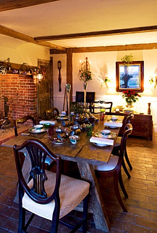 BOONSHILL_FARM_AT_CHRISTMAS_THE_DINING_ROOM_LAID_OUT_FOR_CHRISTMAS_WITH_CRACKERS__MISTLETOE_IN_SILVE