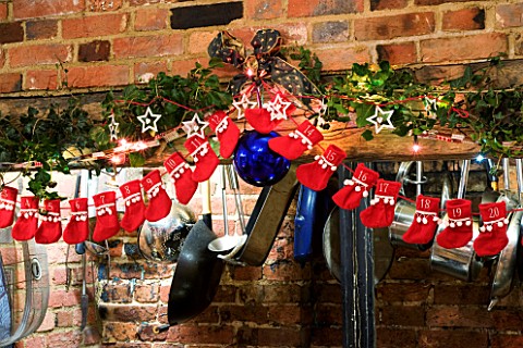 BOONSHILL_FARM_AT_CHRISTMAS_THE_KITCHEN__CHRISTMAS_DECORATIONS_ABOVE_THE_AGA_DESIGNER_LISETTE_PLEASA