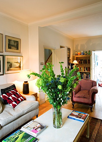 CHARLOTTE_ROWES_HOUSE__INTERIOR_SHOT_OF_LIVING_ROOM_WITH_SETTEE__TABLE_WITH_GREEN_FLORAL_DISPLAY